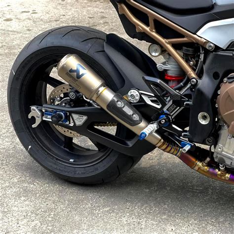 Naked bike mới nhất của BMW S1000R 2021 vừa về Việt Nam đã lên một loạt đồ chơi hàng hiệu