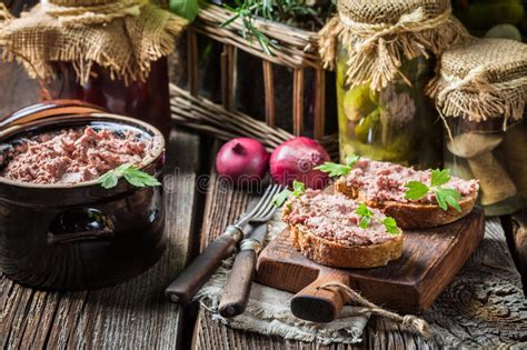 Bocadillo Hecho En Casa Sabroso Con La Coronilla Y El Perejil Imagen De