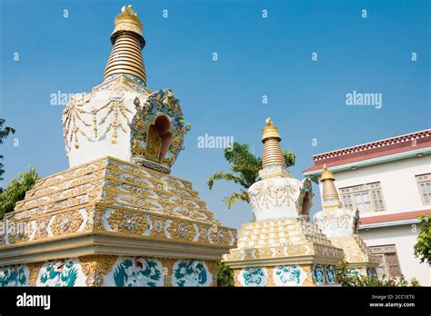 Lumbini Nepal Stupa En El Monasterio Karma Samtenling En Lumbini