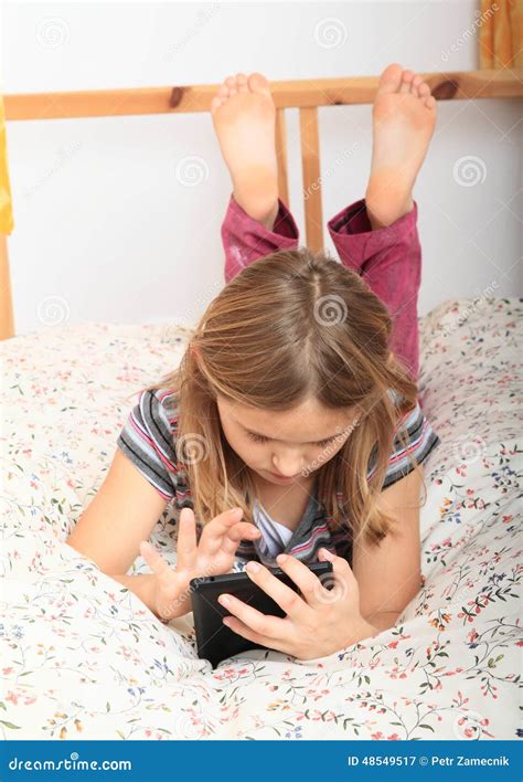 Fille Jouant Avec Le Comprim Image Stock Image Du Pieds Pi Ce