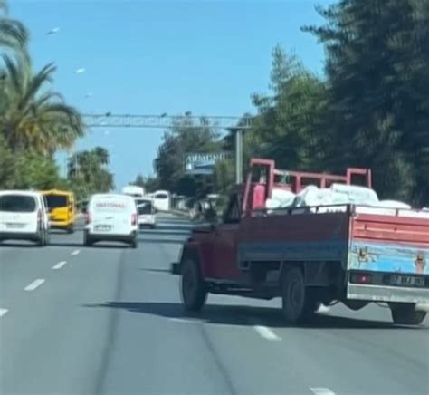 Antalya da seyir halindeki kamyonet tehlike saçtı Antalya Körfez Gazetesi