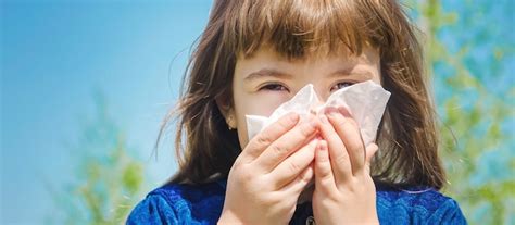 Alergia estacional en un niño rinitis enfoque selectivo Foto Premium