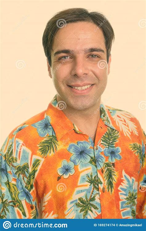 Cara Del Joven Y Feliz Turista Persa Sonriendo Usando Camisa Hawaiana