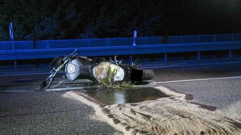 Tödlicher Unfall auf der A8 bei Leonberg Motorradfahrer schleudert