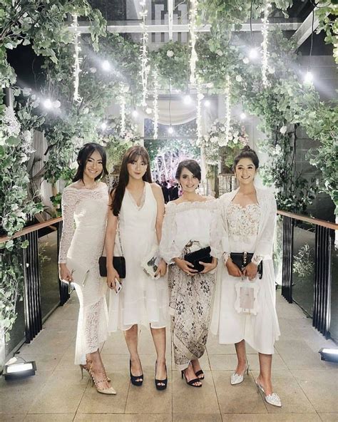 10 Referensi Seragam Bridesmaid Brokat Mulai Dari Kebaya Sampai Dress