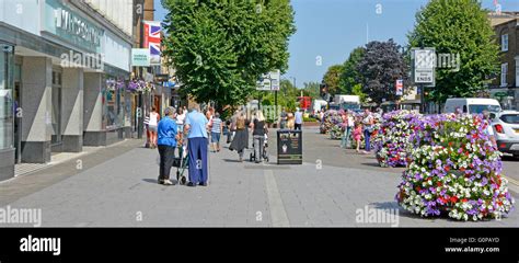 Brentwood Town Centre Shopping High Street Wide Pavement With Summer