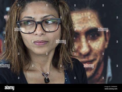 Ensaf Haidar épouse De Raif Badawi Se Trouve à Côté Dune Affiche D