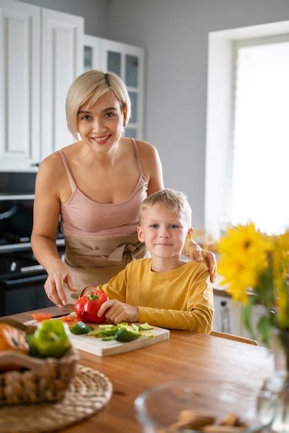 M E Ensinando Seus Filhos A Cozinhar Em Casa Foto Gr Tis