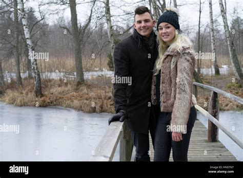 Femme blonde et homme aux cheveux noirs Banque de photographies et dimages à haute résolution