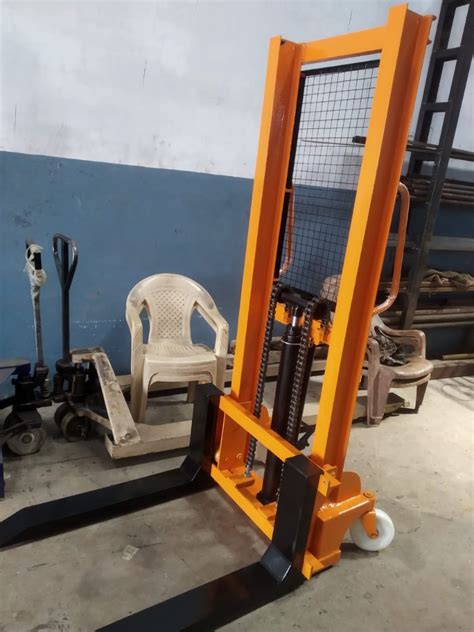 Maruti Mild Steel Hydraulic Manual Stacker Lifting Capacity 1500 Kg