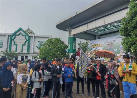 Bertabur Hadiah Ratusan Masyarakat Antusias Ikuti Jalan Sehat Di