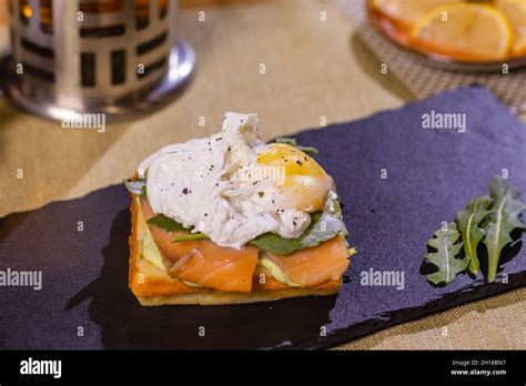 Pochiertes Ei auf Toast mit geräuchertem Lachs Avocado gegrillter