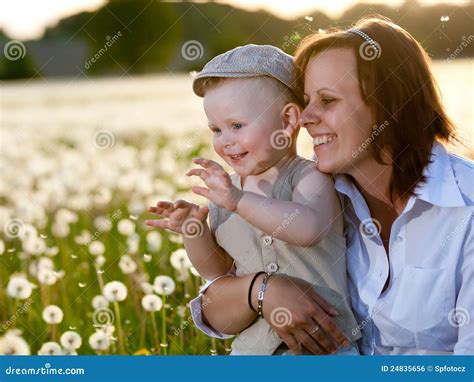 Mère Et Fils Avec Des Pissenlits Dans Le Pré Photo Stock Image Du