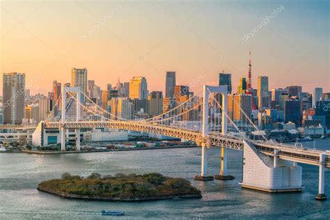 Tokyo Skyline Con Torre De Tokio Y Puente Del Arco Iris Al Atardecer En