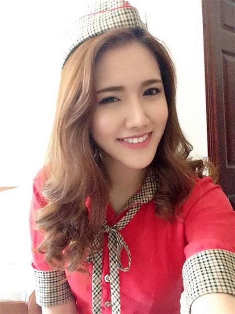 Lại bị chụp lén vì quá xinh đây chính là nữ tiếp viên hàng không hot nhất ngày