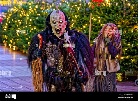 Bestien Und Hexen Am Flughafen In M Nchen Der Perchtenlauf Von Den