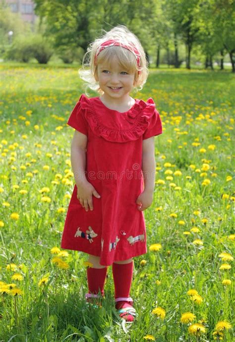 Petite Fille Dans Une Robe Rouge Pour Une Promenade Photo Stock Image