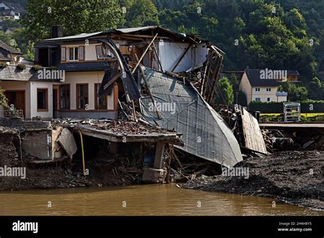 Zerstörtes Haus an der Nepomuk Brücke mit der Ahr Flutkatastrophe 2021