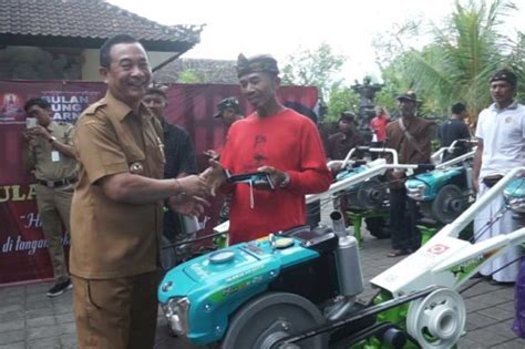 Bupati Gede Dana Serahkan Unit Traktor Ke Sejumlah Subak Balipost