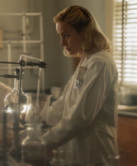 Elizabeth Zott In The Lab Lessons In Chemistry Season 1 Episode 1