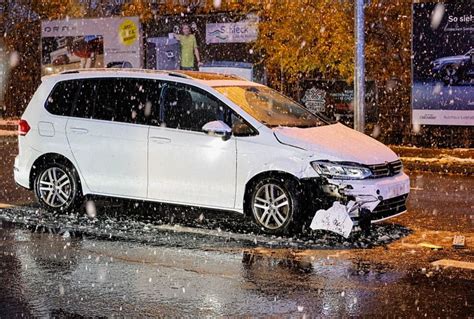 Schneefall Verletzte Bei Kreuzungscrash In Chemnitz