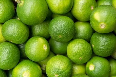 Fundo de frutas cítricas de limão limes suculentos frescos comida