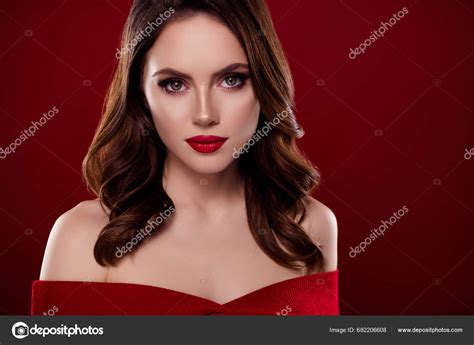 Photo Shiny Stunning Woman Nude Shoulders Empty Space Isolated Red Stock Photo Beautyhero
