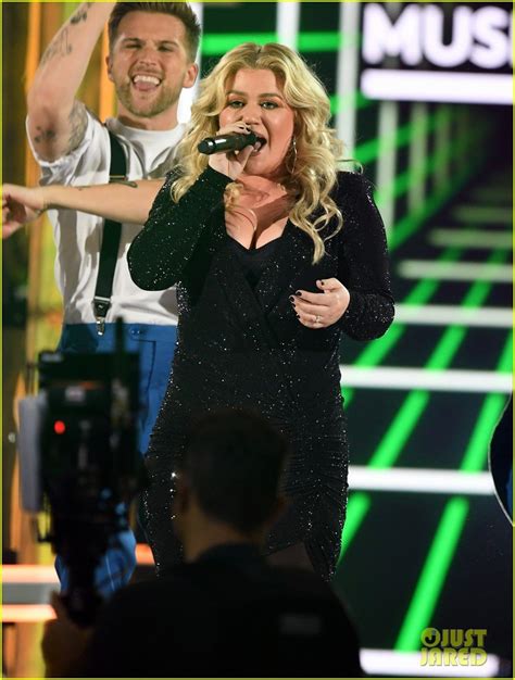 Kelly Clarkson Sings a Medley of Other Artists' Songs for BBMAs 2019 Opening!: Photo 4280838 ...