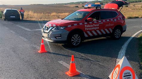 Choca contra una patrulla de la Policía Foral tras saltarse un control