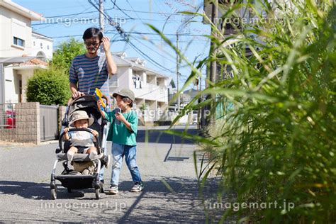 おさんぽをする日本人の親子の写真素材 [238763243] イメージマート