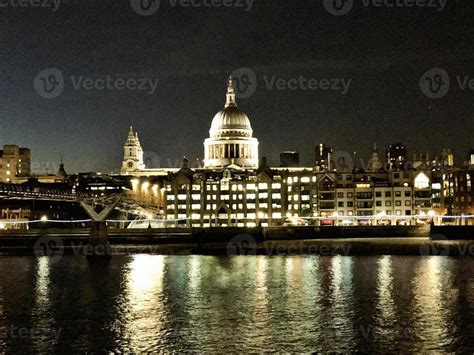 A view of the River Thames at night 14792209 Stock Photo at Vecteezy