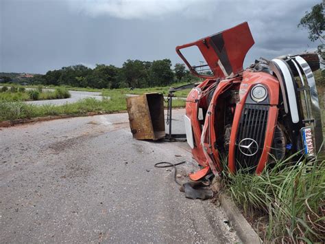 Motorista Fica Ferido Ap S Caminh O Tombar Na Av Norte Sul Em Sete