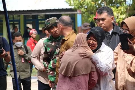 Mensos Risma Kunjungi Kawasan Terdampak Bencana Tanah Longsor Di Pulau