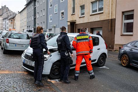 Unfall In Wuppertal Auto Prallt Gegen Hauswand