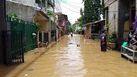 Klaim Banjir Di Jakarta Menyurut Masih Ada 35 RW Di Jakarta Terendam