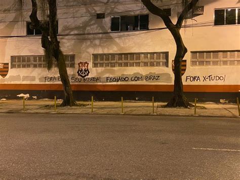 Muros Da Sede Do Flamengo Na G Vea Amanhecem Pichados Protestos