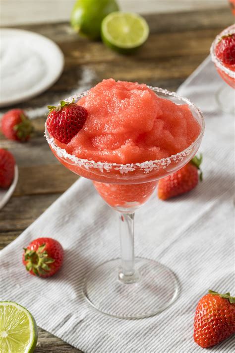 20 Fresh Strawberry Cocktails - Insanely Good