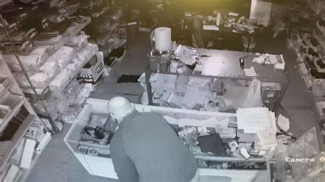 Police Seek To Id Suspect Seen On Surveillance Video In Coin Store Burglary