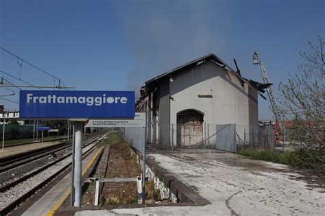 Incendio Alla Stazione Di Frattamaggiore Napoli Non Ci Sarebbero Feriti