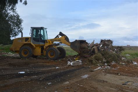 Limpeza Pública Operação retira toneladas de lixo em terreno da Zona