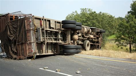 3 Truk Kecelakaan Lalin Tol Cikampek Macet Hingga 4 Km Kumparan