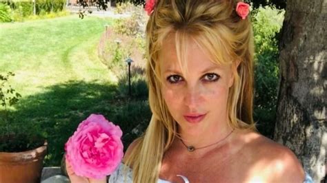 Britney Spears en craquage la chanteuse saffiche complètement nue