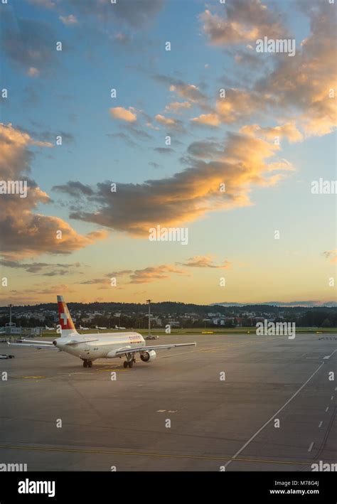 Flughafen zürich abflug -Fotos und -Bildmaterial in hoher Auflösung – Alamy