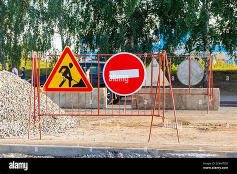 Cantiere Di Lavori Stradali Protetto Da Blocchi Di Cemento E Recintato