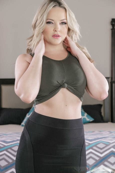 Buxom Blonde Alexis Texas Disrobes To Flaunt Her Big Ass And Tits On