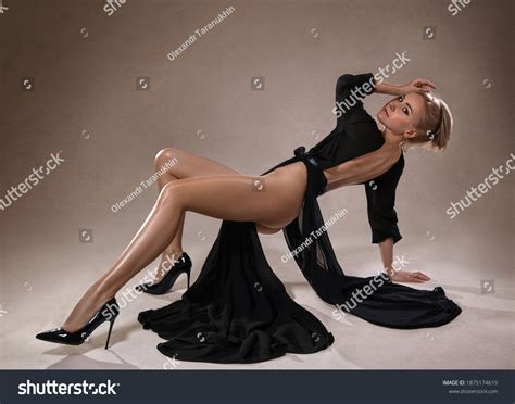 Beautiful Blonde Nude Woman Perfect Legs Foto Stock Shutterstock