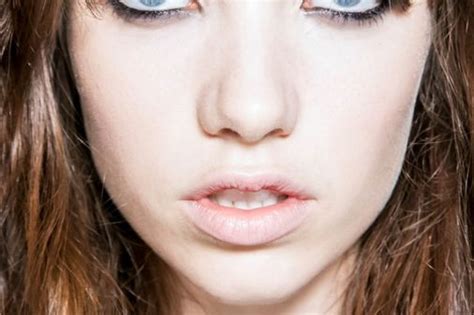 Tendance de mode le maquillage nude pour les lèvres