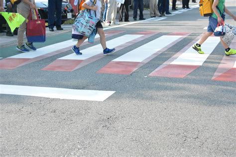 「トリックアート」が事故防止に 立体的な横断歩道で車は減速 トラック情報社