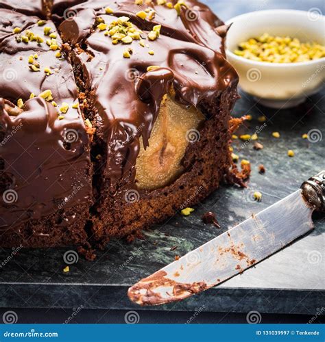 Torta De Chocolate Oscura Con Las Peras Y El Pistacho Imagen De Archivo