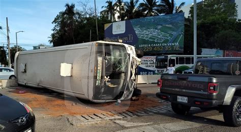 Vuelca camión urbano en bulevar de Boca del Río hay 3 lesionados e